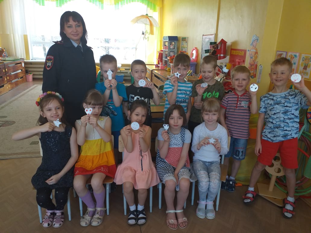 Сотрудники ГИБДД и дошколята делали световозвращающие брелки