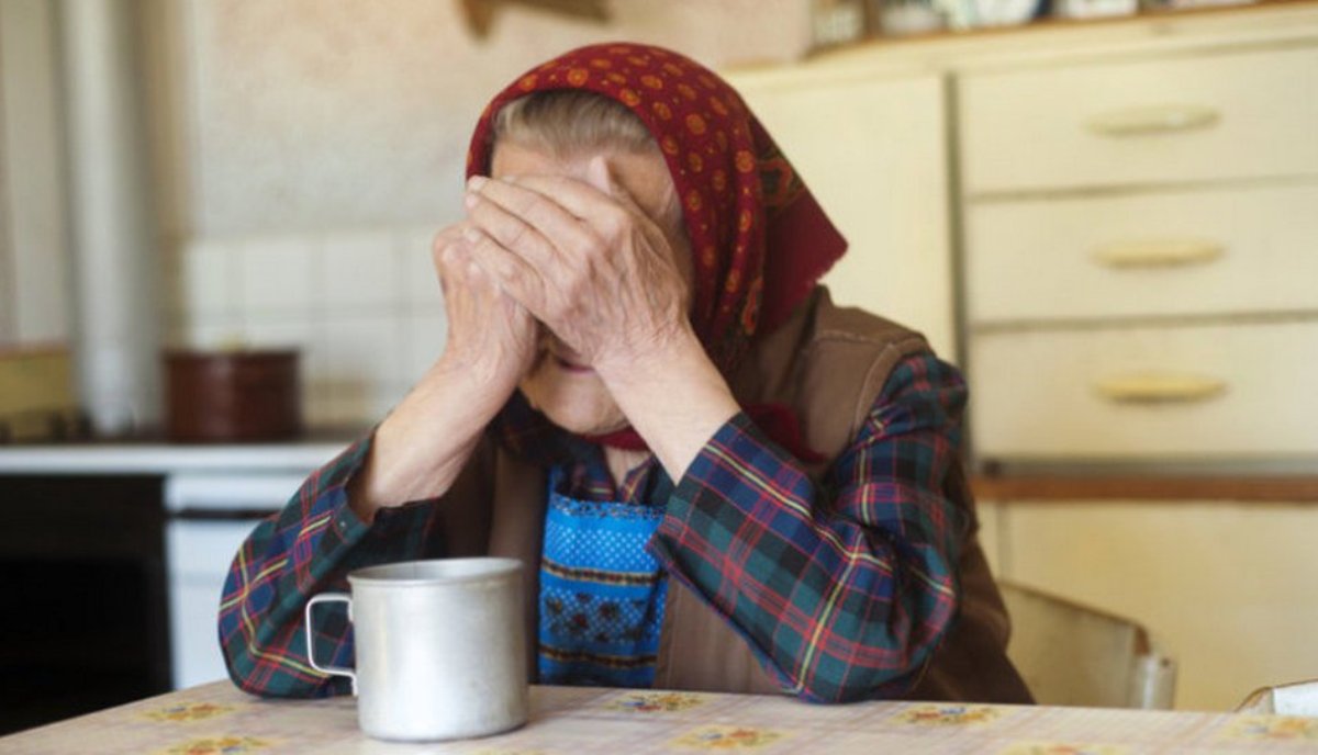 Мошенница с девочкой просят стакан воды, а затем грабят пенсионеров