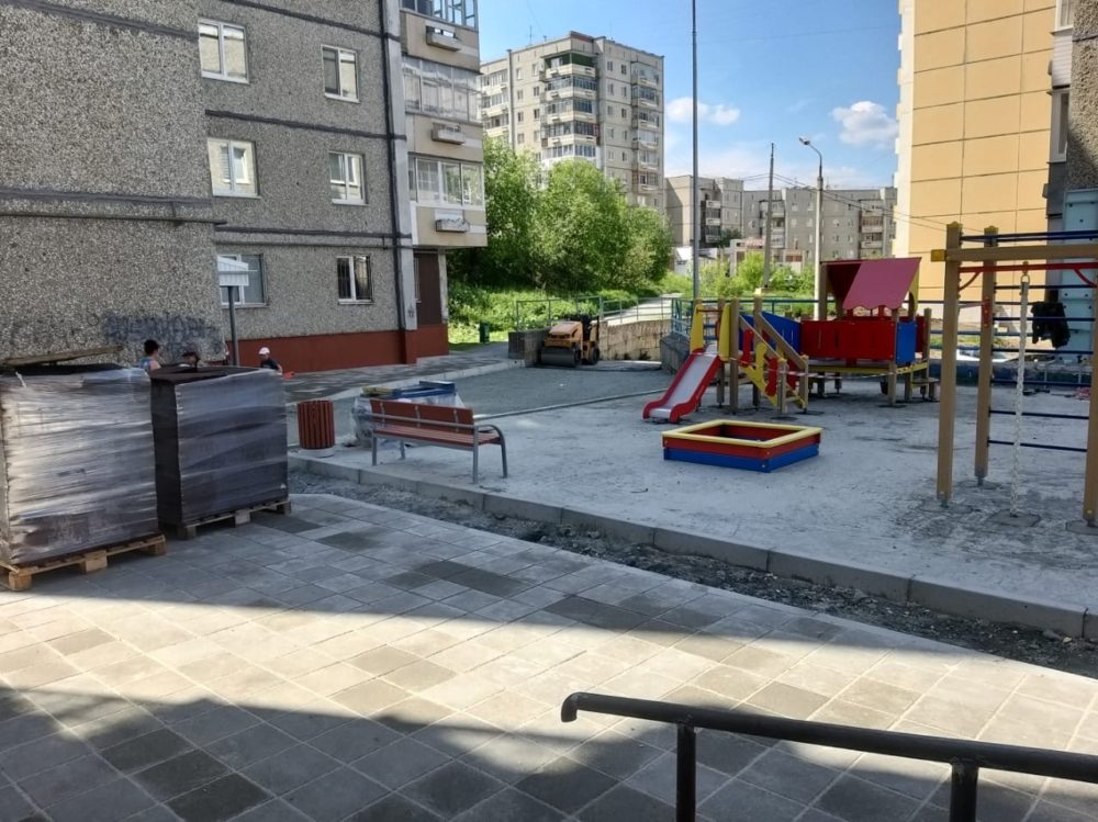 Во дворе на Береговой устанавливают новую детскую площадку