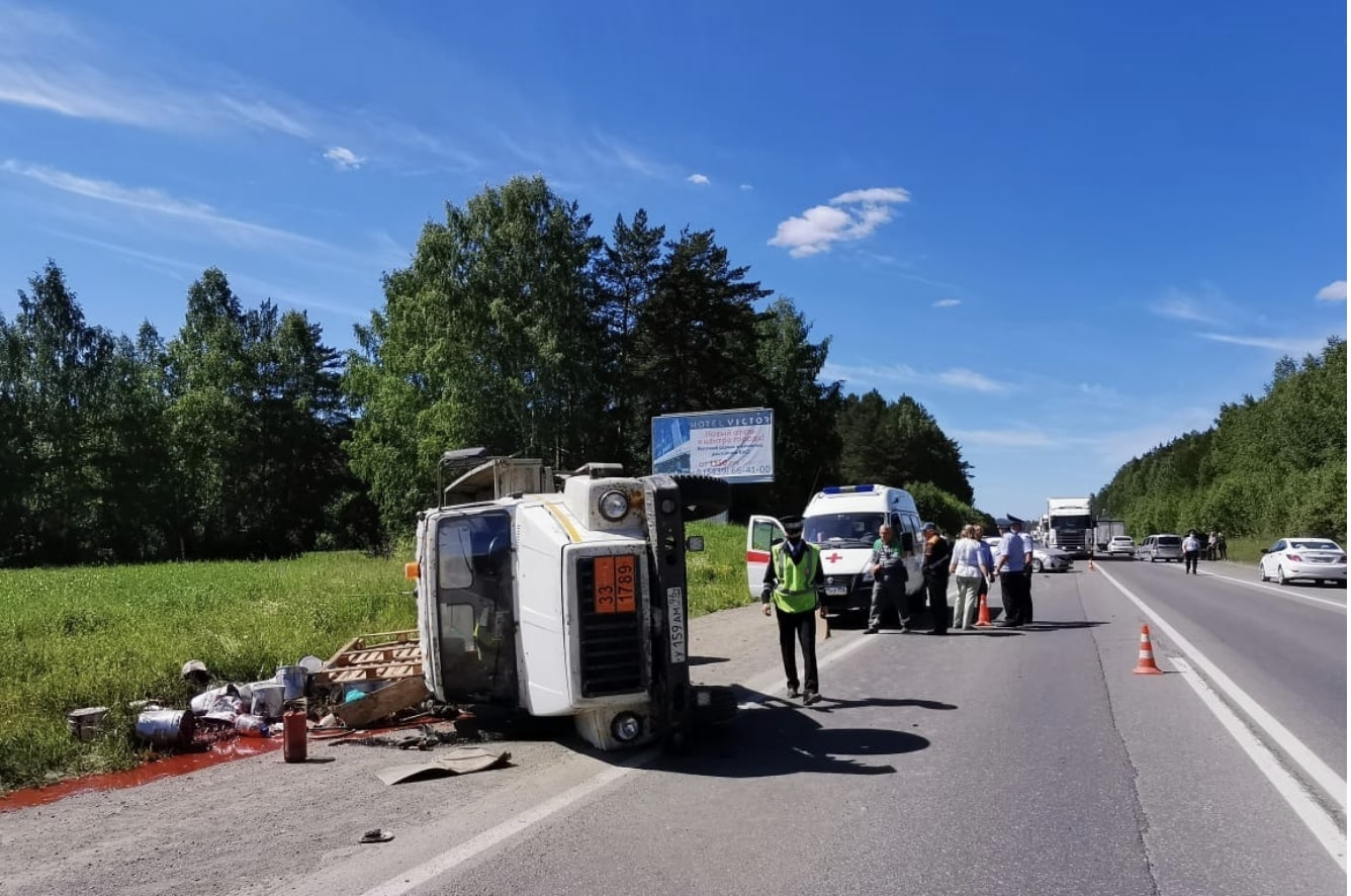 В Первоуральске заснувший водитель врезался в два легковых автомобиля и  опрокинул грузовик