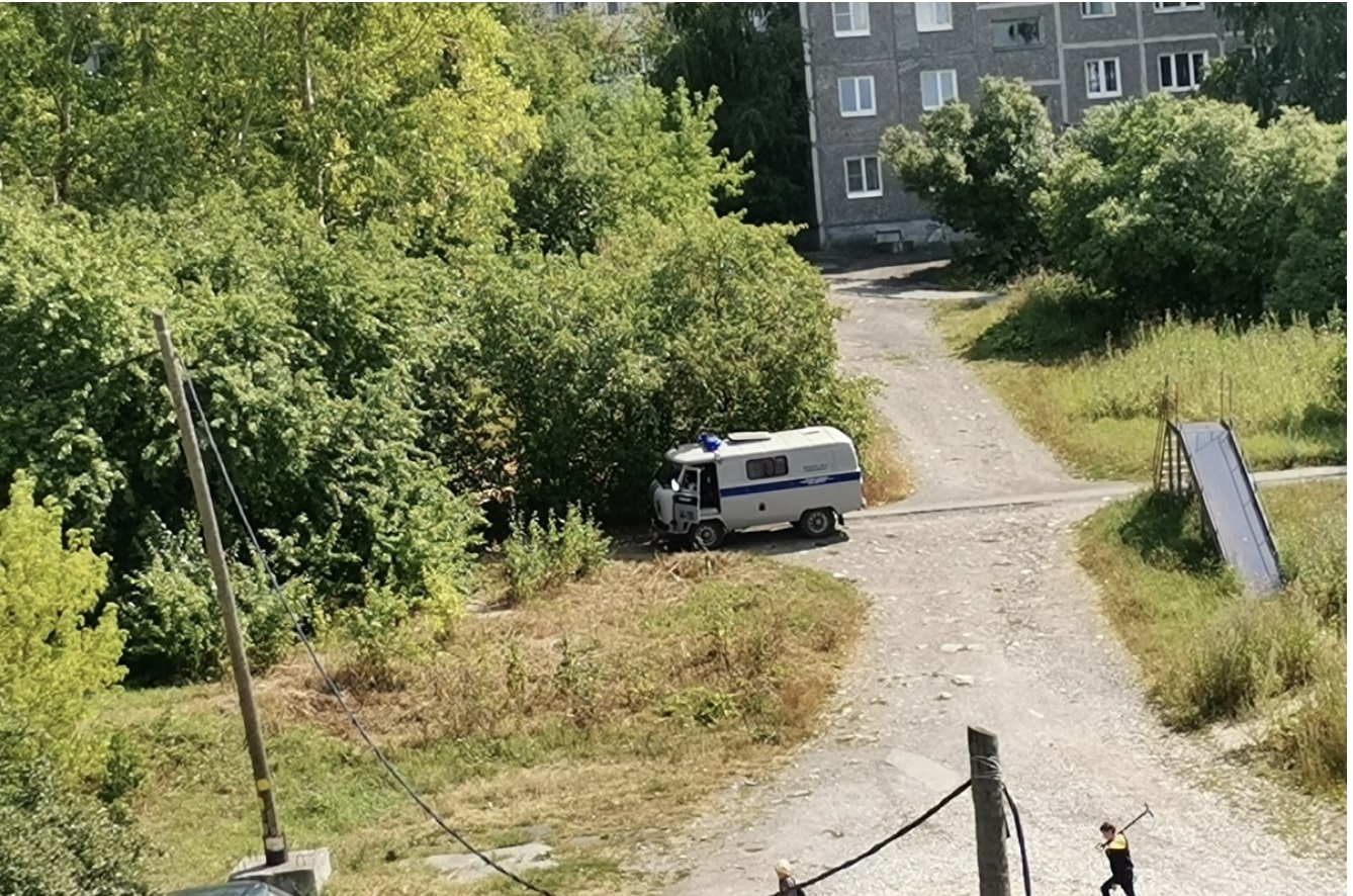 В Первоуральске во дворе дома у детской горки нашли труп