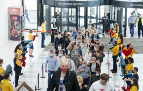 В первый день работы IKEA у входа выстроилась огромная очередь