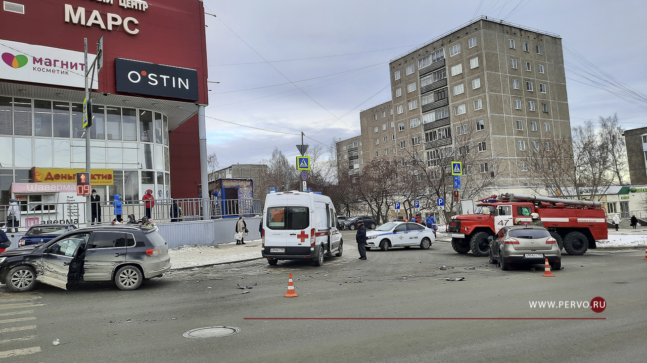 Порно видео тайно трахается в оживленном магазине