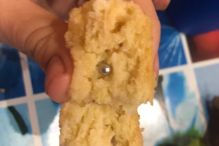 В Первоуральске мужчина купил пирожок с железной пулькой