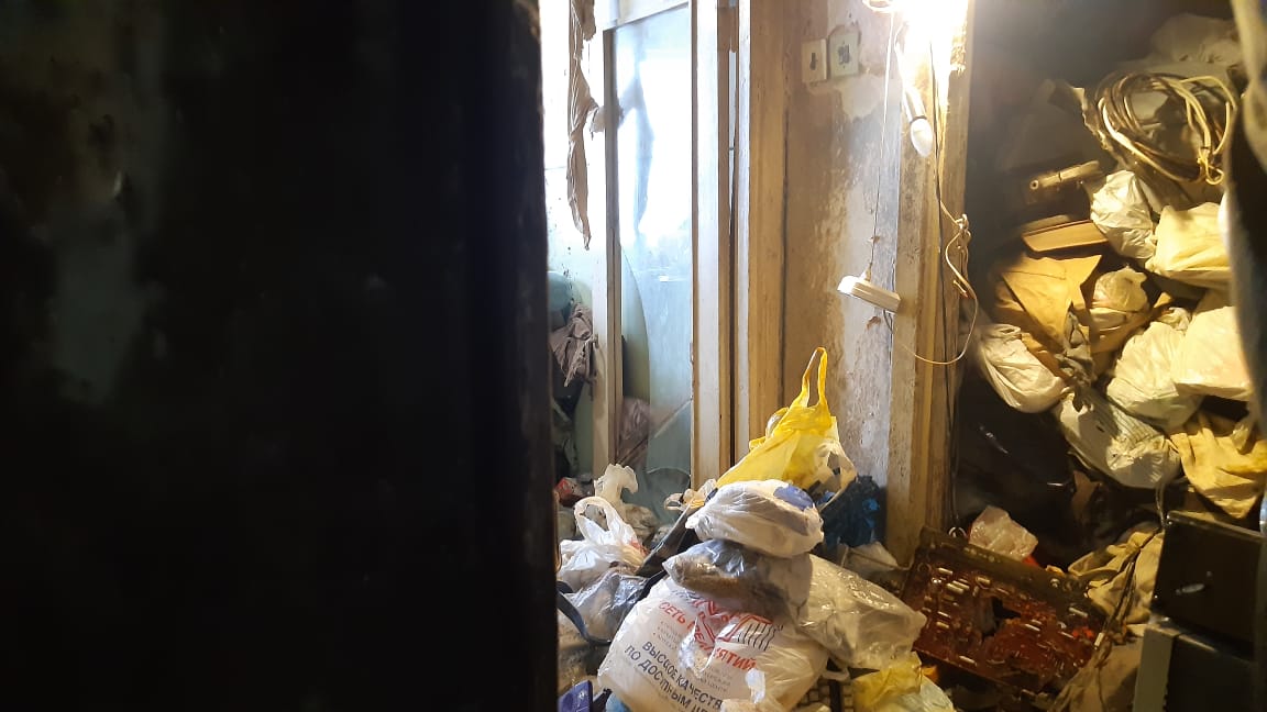 Первоуралец забил квартиру мусором почти до самого потолка. Фотографии