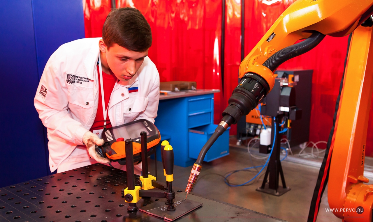 Евгений Куйвашев премировал первоуральских призеров чемпионата WorldSkills-2020