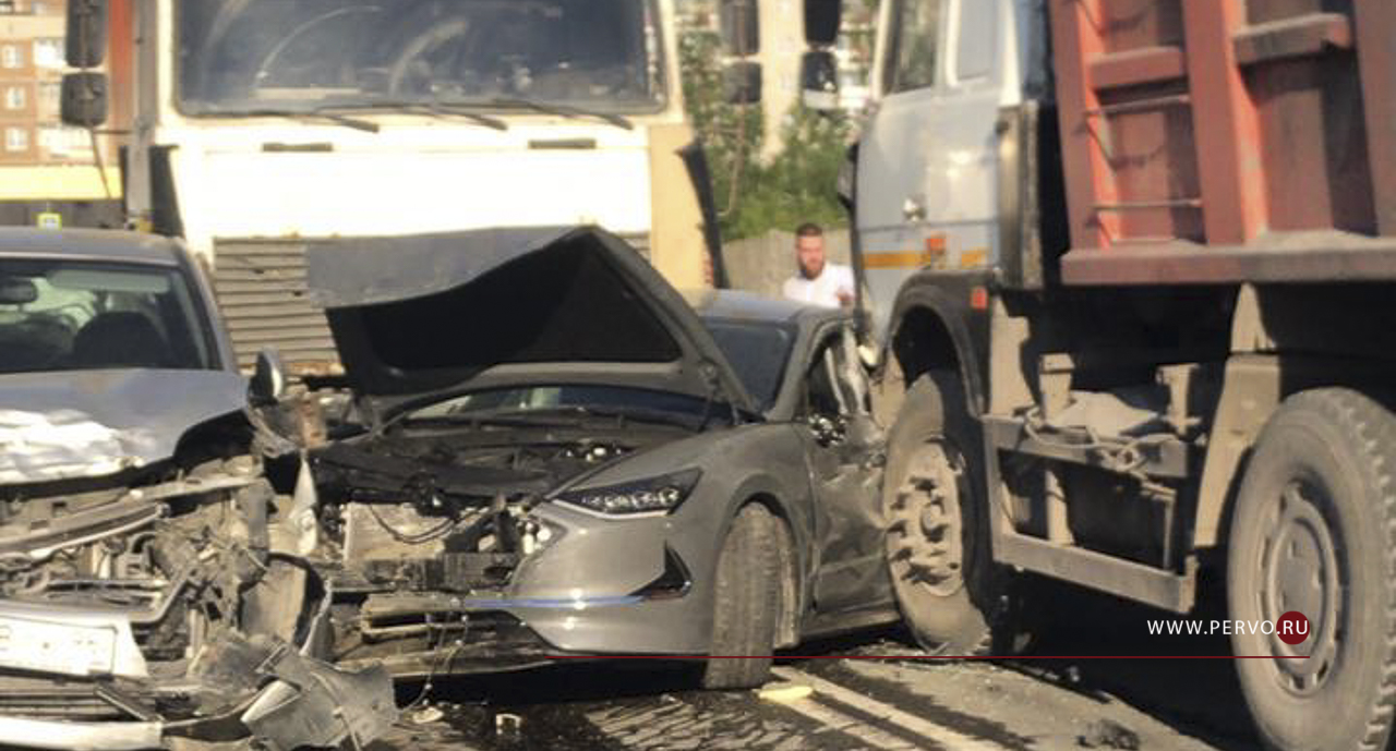 В Первоуральске грузовик протаранил 9 автомобилей. Видео