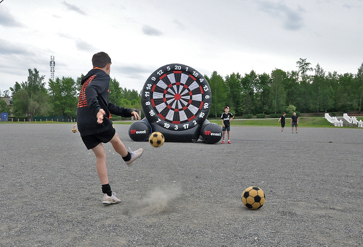 На большом поле прошел «Футбольный Дартс»