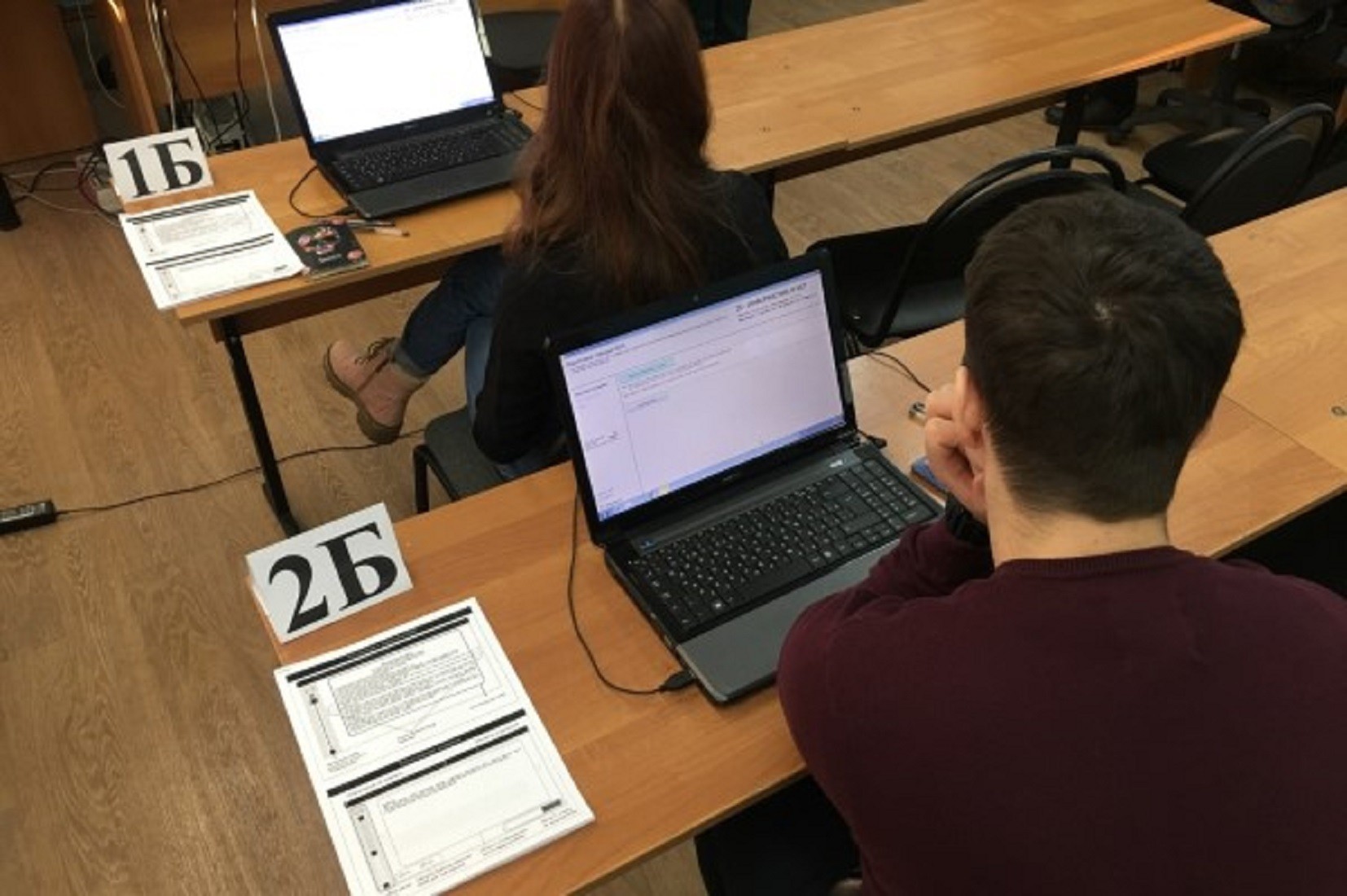 Выпускники школ сдают последний ЕГЭ основного периода - по информатике