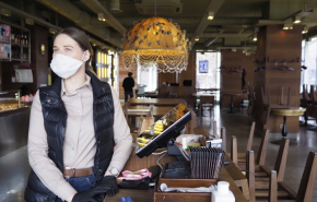 Собянин объяснил необходимость ограничения работы ресторанов