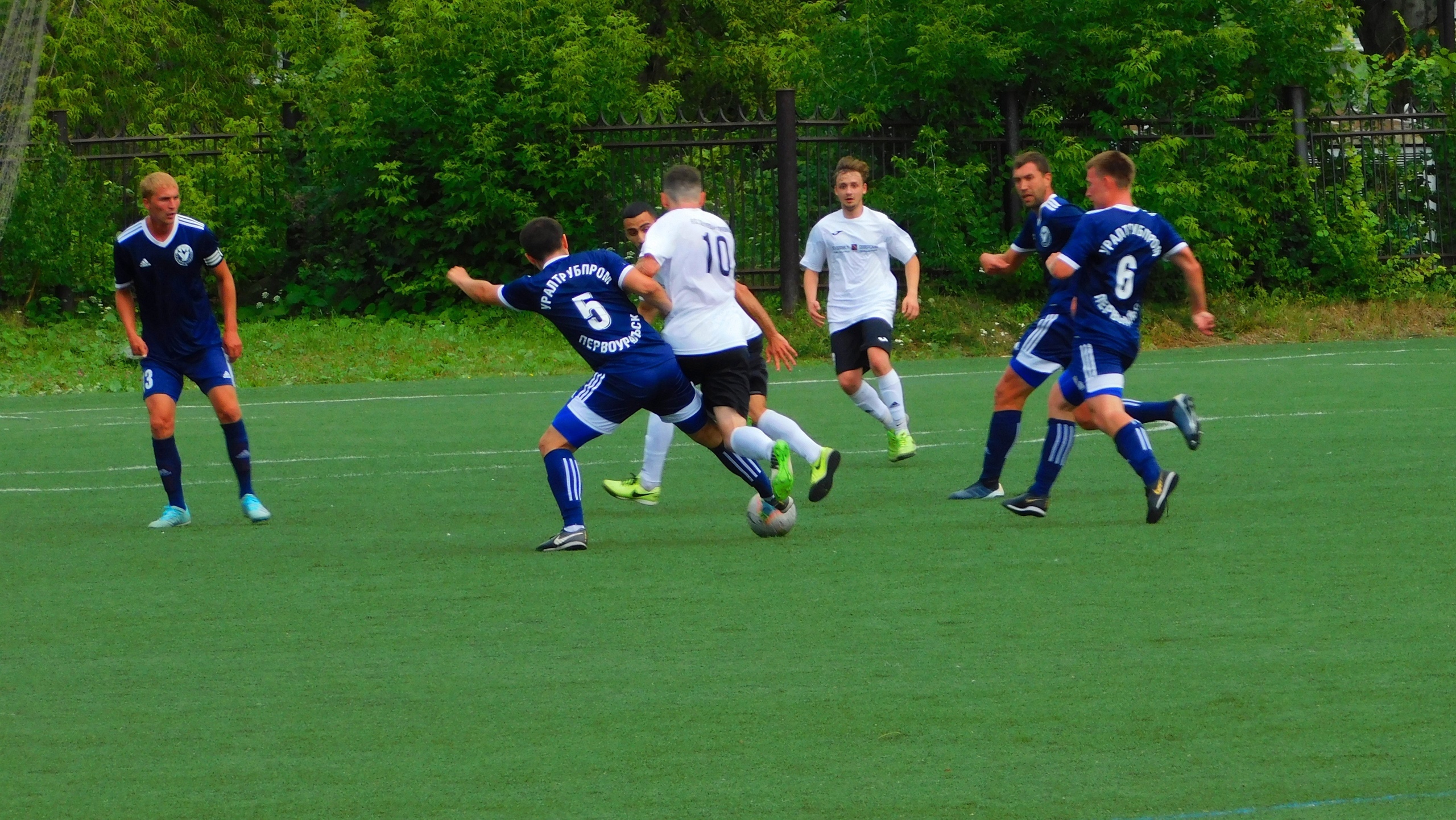 В Первой группе чемпионата по футболу завершился первый круг турнира