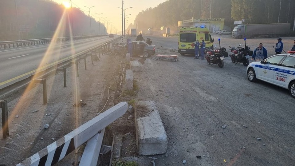 Водитель Lada Priora пострадал при столкновении с бетонным столбом