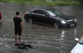 Дороги в Екатеринбурге затопило после мощного ночного ливня