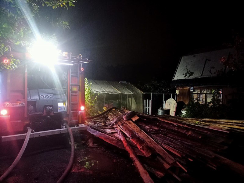 В Первоуральске сгорели четыре садовых дома