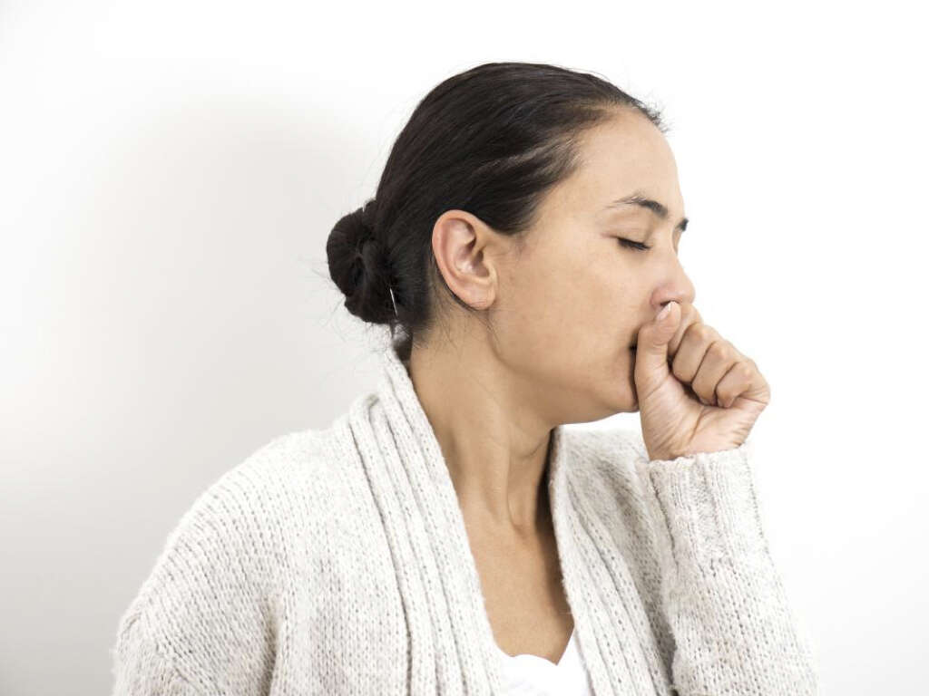 Врачи назвали сухой кашель признаком COVID-19