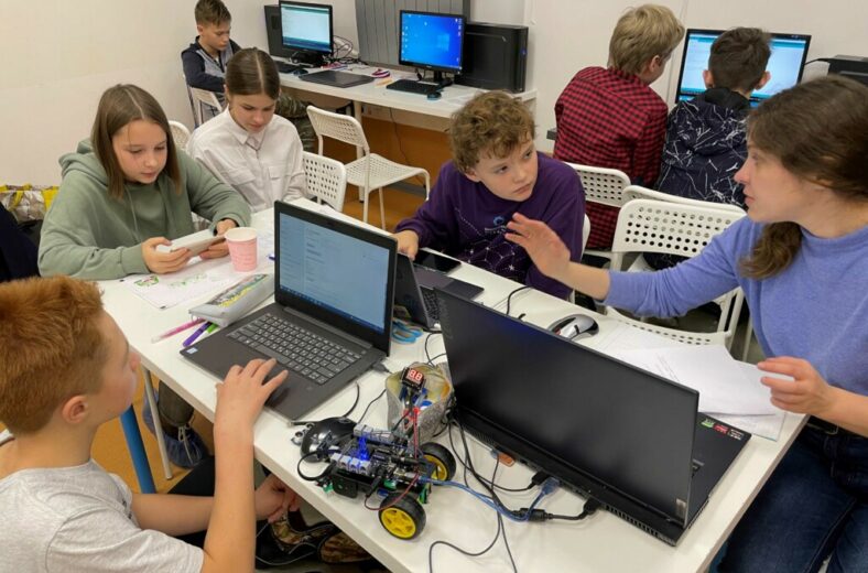 Школьники научились запускать в «шахту» робота-спасателя