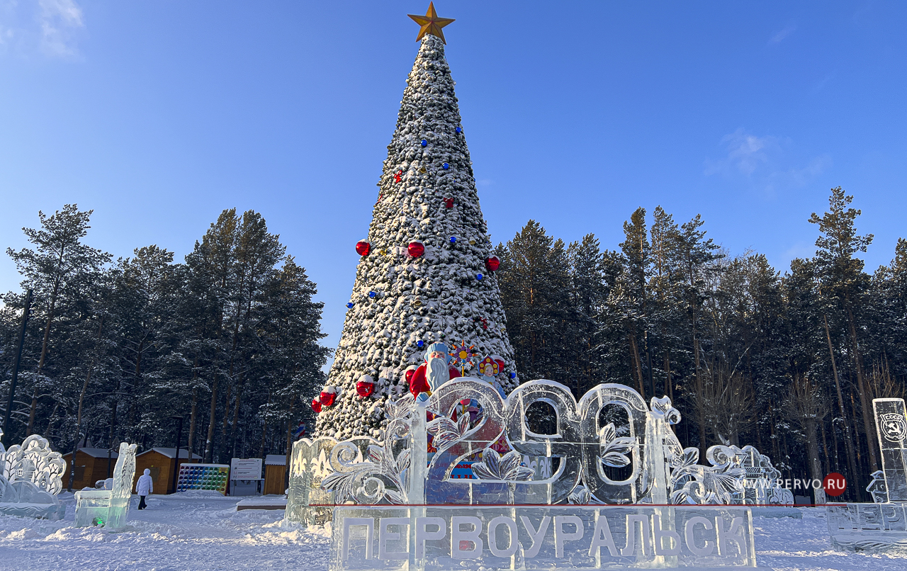 Главная елка Первоуральска готова к открытию | 28.12.2021 | Первоуральск -  БезФормата