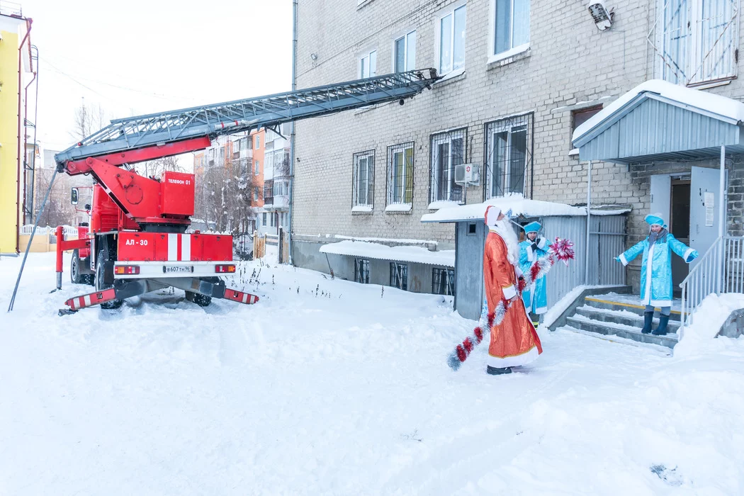 В Первоуральске пожарные в новогодних костюмах поздравили детей из детского дома