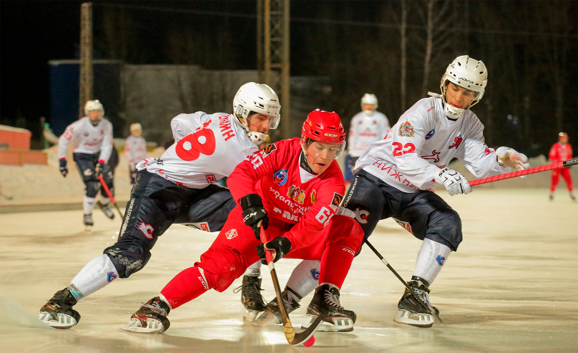 «Уральский трубник» переиграл хоккеистов «Старт»