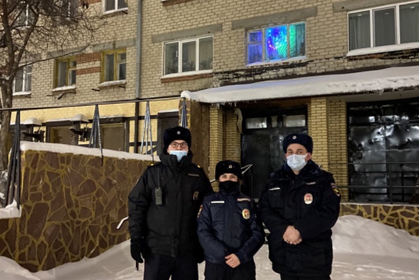 В Первоуральске полицейские помогли гражданам эвакуироваться из горящего дома