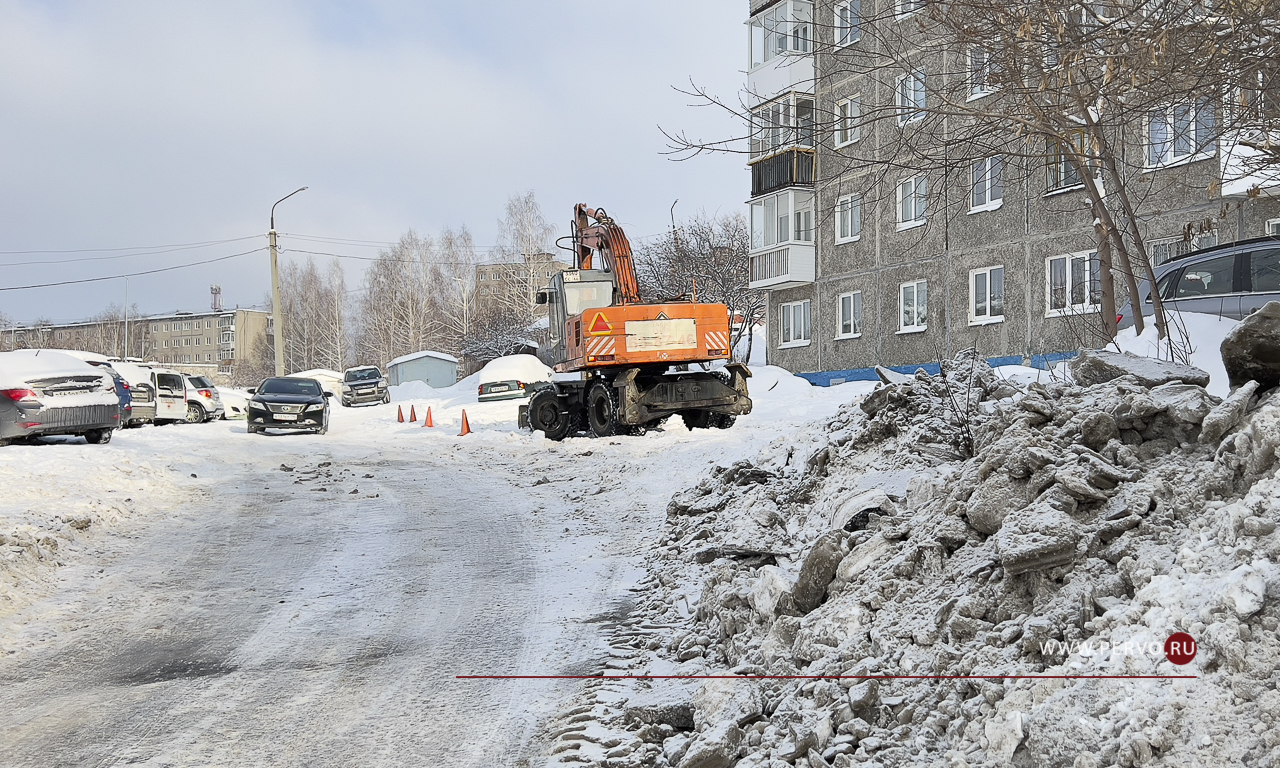 На улице Емлина ликвидируют порыв холодной воды