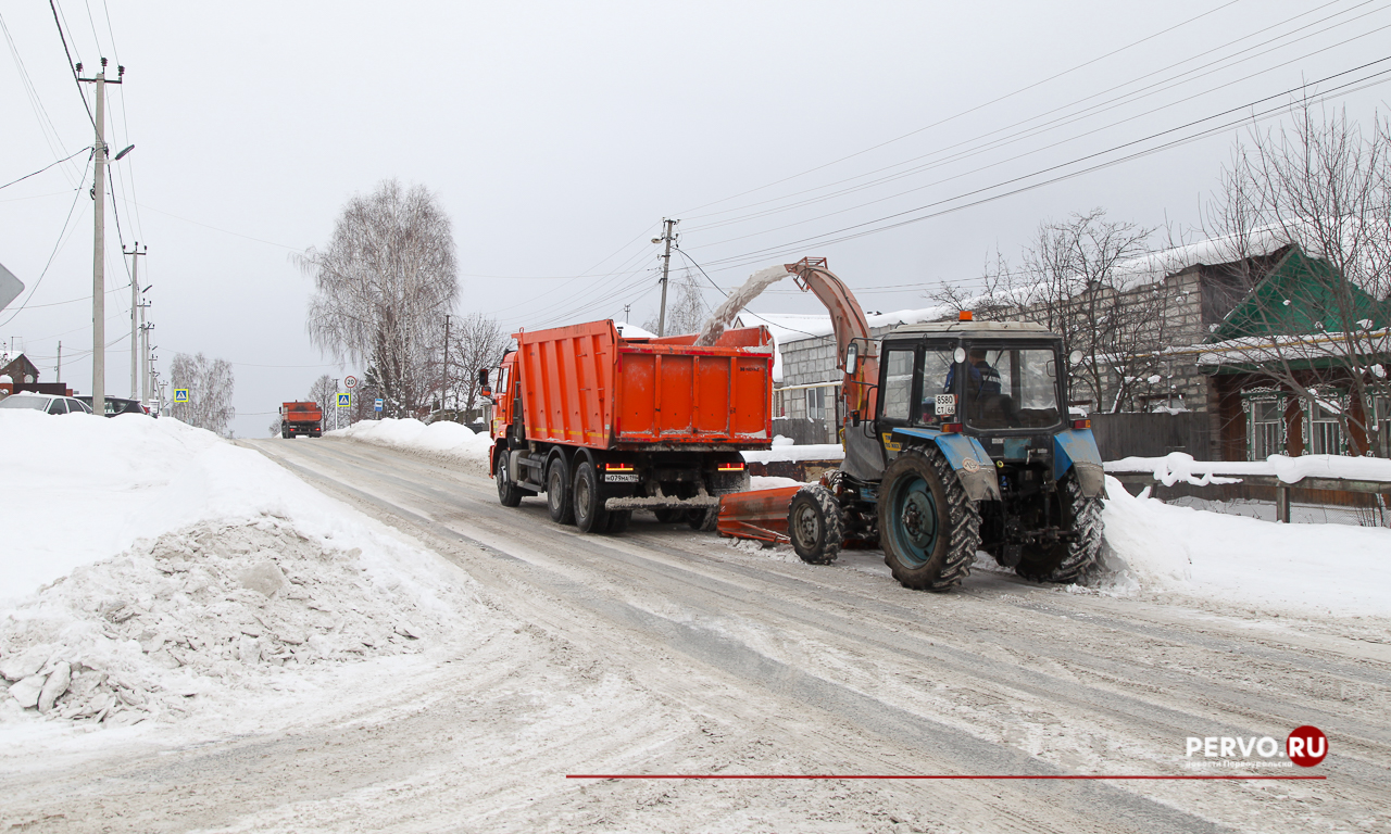 Коммунальные службы Первоуральска продолжают вывозить снег с улиц города