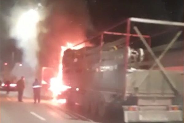 «МАН» загорелся на трассе под Первоуральском