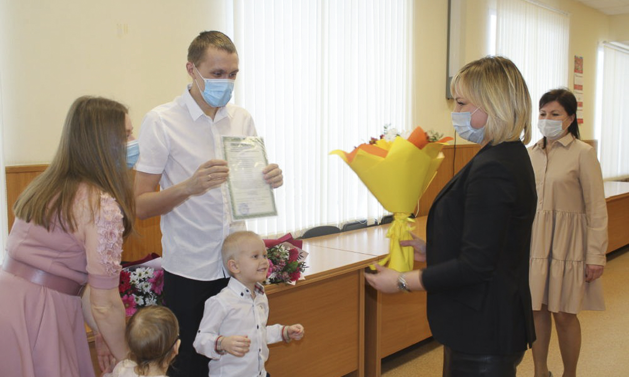 В администрации вручили свидетельства о праве на соцвыплаты на приобретение и строительство жилья