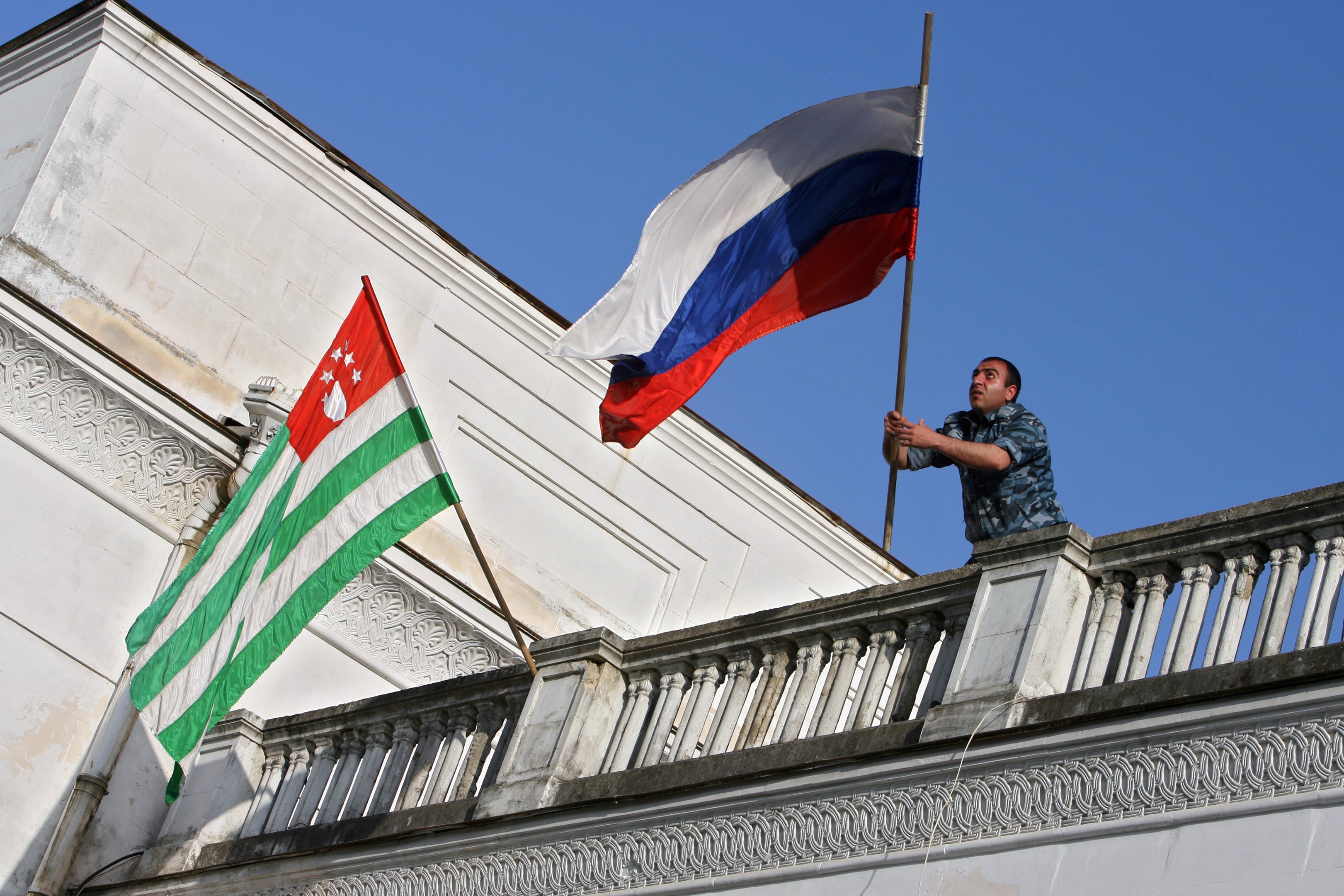 Российская абхазия. Флаг Абхазии и России. РФ признала независимость Абхазии. Абхазия признала ДНР. Флаги РФ И Абхазии.