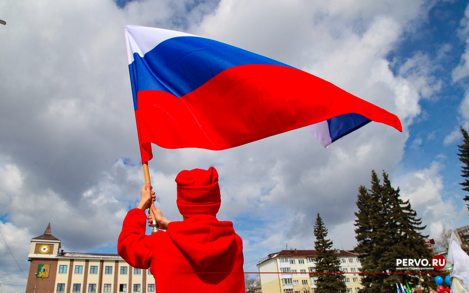 Патриотические праздники. Поднятие флага. Россияне с флагами. День народного единства фото. День флага России фото.