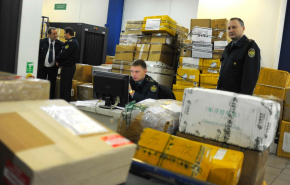 Посылки из-за границы стали задерживаться в аэропортах Москвы