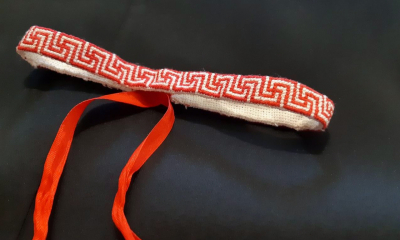 Первоуралочка плетёт пояса с помощью дощечек, вилок и бутылок