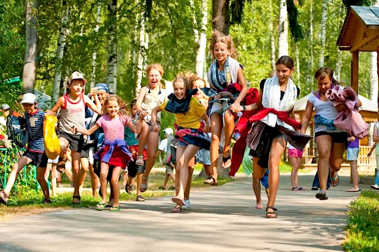 Сегодня начинается запись детей в детские лагеря. Как получить путёвку