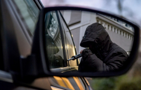 В Екатеринбурге пассажир угнал такси, в котором его везли