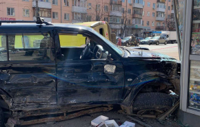 Внедорожник со «скорой» влетели в толпу людей на тротуаре в Твери