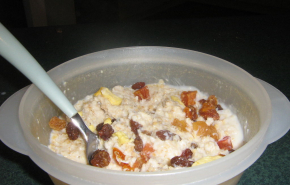 Кашу с тараканами подали детям в школьной столовой