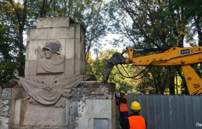В Польше снесли три памятника советским войнам