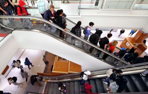 Эксперты ЦБ сравнили влияние на российский рынок ухода компаний и санкций