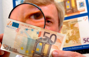 Курс евро опустился до 77 рублей впервые с 2020 года