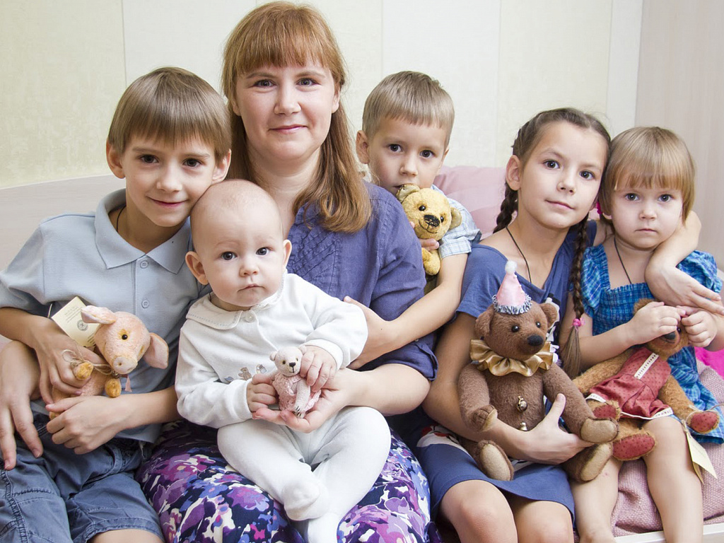 Власти раздадут многодетным матерям 600 тысяч рублей