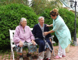 Пансионаты для пожилых людей: государственные против частных