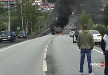 В Первоуральске при ДТП загорелся КАМАЗ. Видео