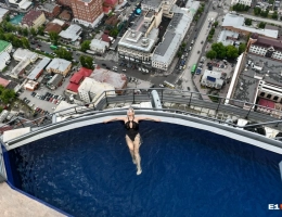 В Екатеринбурге открылся бассейн на крыше небоскреба «Высоцкий»