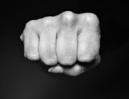 Мужчина выкинул с балкона своего сына, вступившегося за мать