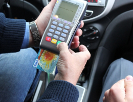 Пенсионер сыграл полицейского-взяточника, обобрав таксиста на 30 тыс. рублей