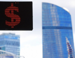 Курс доллара на Московской бирже опустился ниже 53 рублей впервые с июня 2015 года