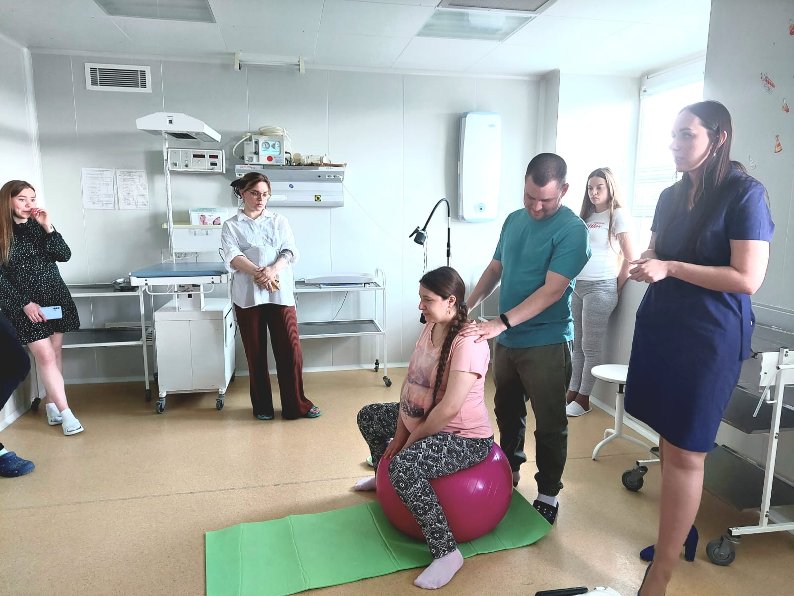 Будущим мамам провели экскурсию в Первоуральский перинатальный центр