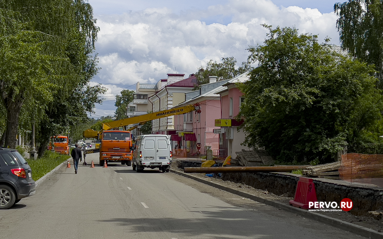 В «Т-Плюс» рассказали, почему в Первоуральске сначала кладут асфальт, а потом меняют трубы
