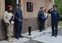 В пожарной части установили мемориальную табличку погибшему сотруднику