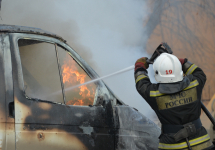 Три рядом стоящих автомобиля сгорели в Первоуральске